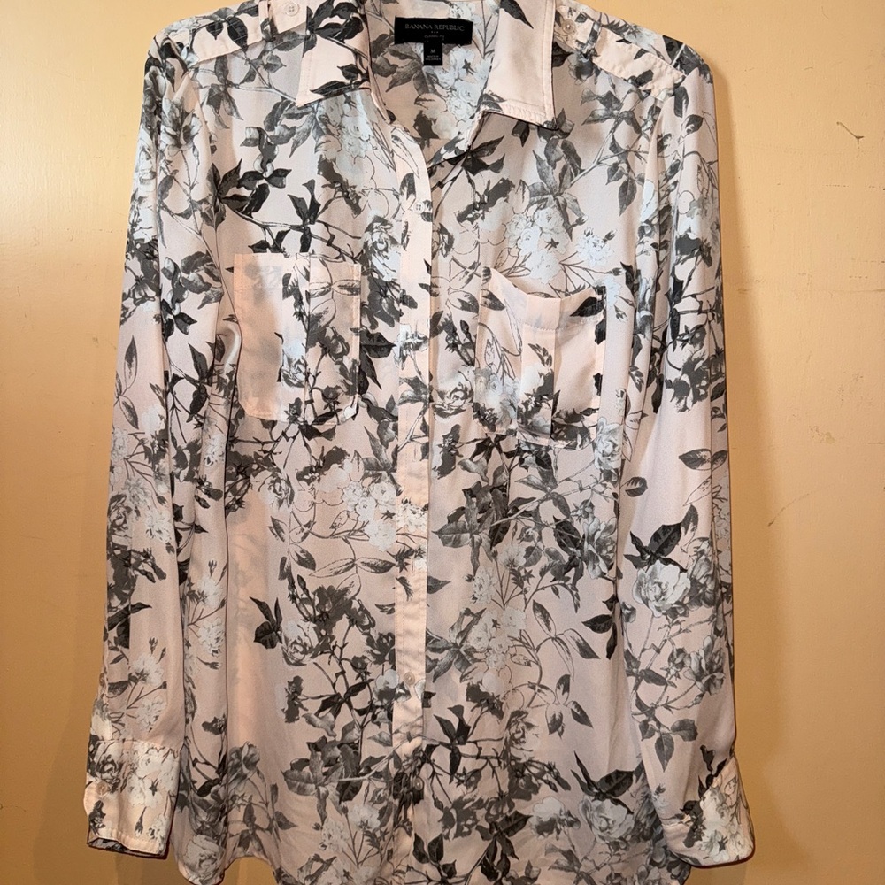 Banana Republic pale pink, grey and White Floral woman’s blouse